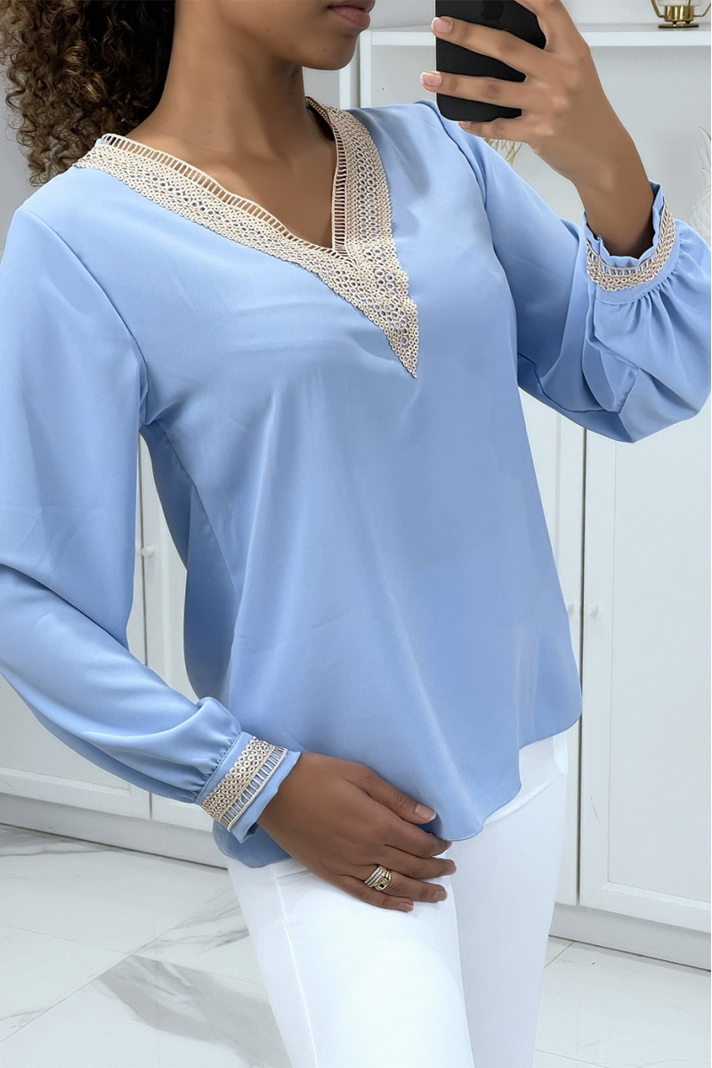 Blauwe blouse met V-hals in bohemien-chique stijl - 2