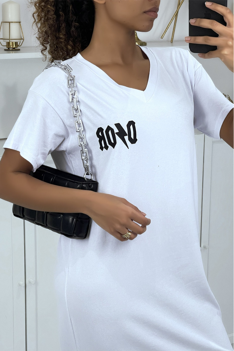 Robe T-shirt très longue col V blanche avec écriture inspiration luxe - 1