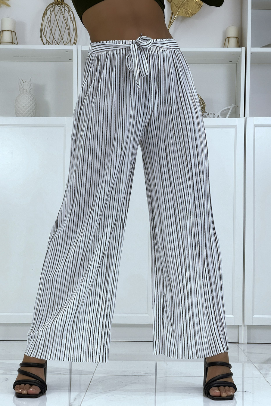 White pleated palazzo pants with pretty stripe - 2