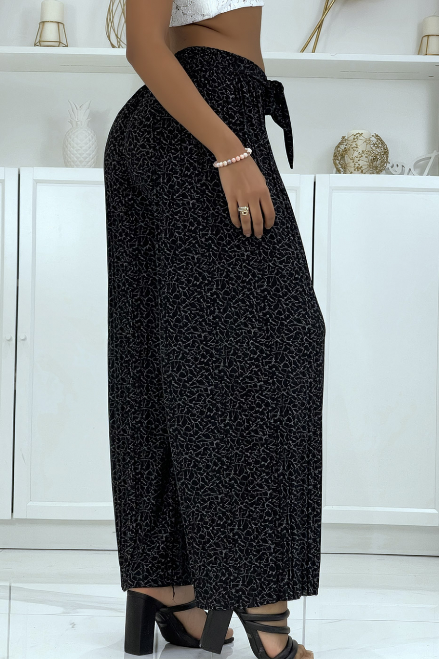 Zwarte soepelvallende geplooide broek met marmerpatroon - 3