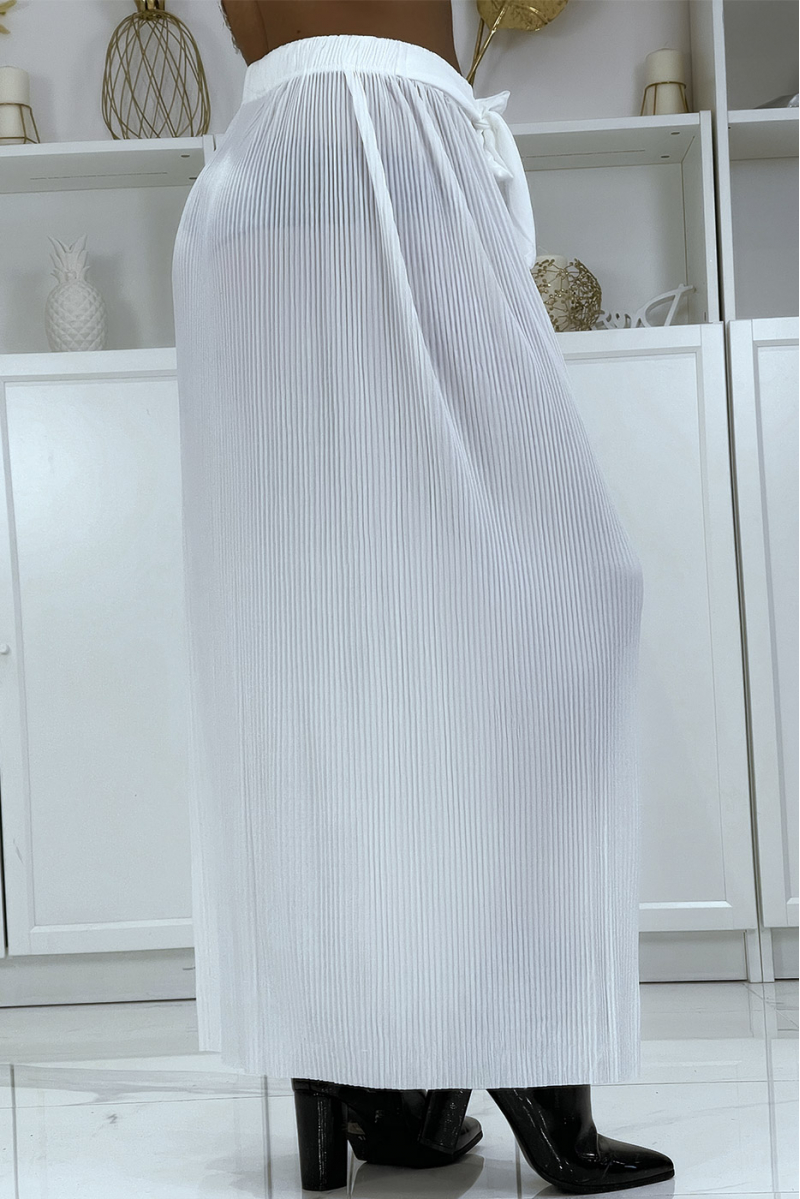 Flowing white accordion skirt with buttons - 3