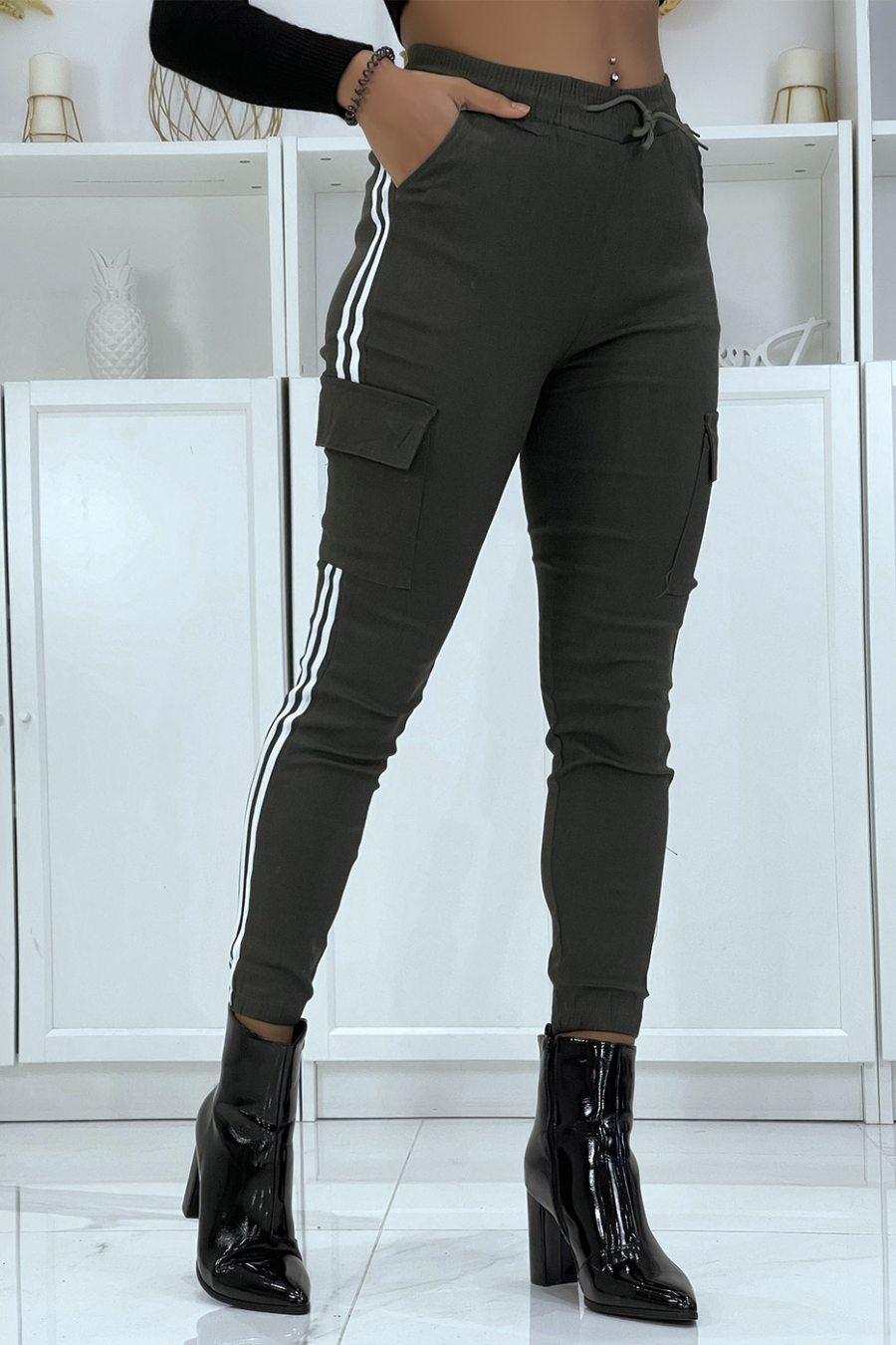 Kaki jegging met witte strepen en zakken - 5