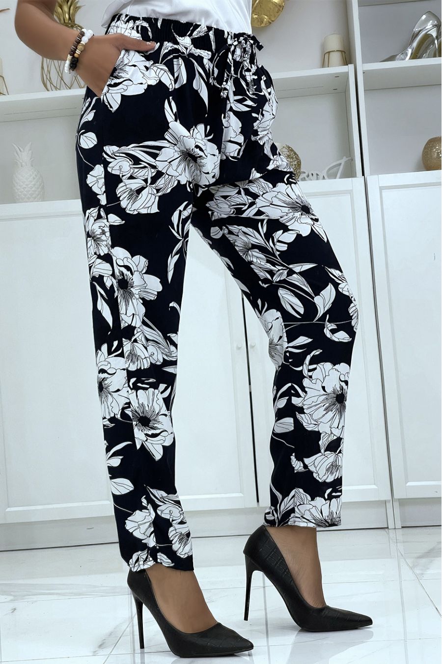 B-54 black flowing pants with floral pattern - 3