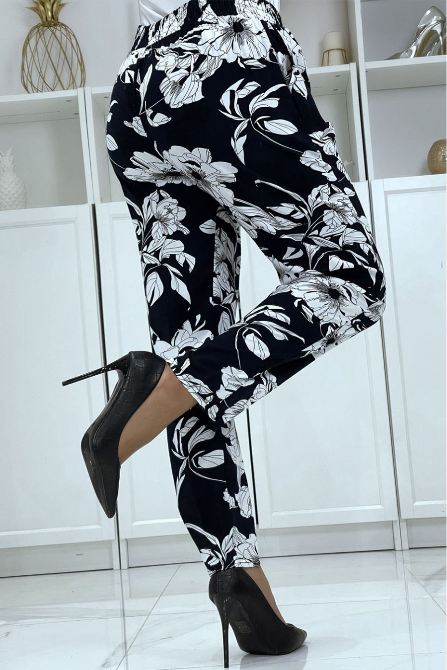 B-54 black flowing pants with floral pattern - 4