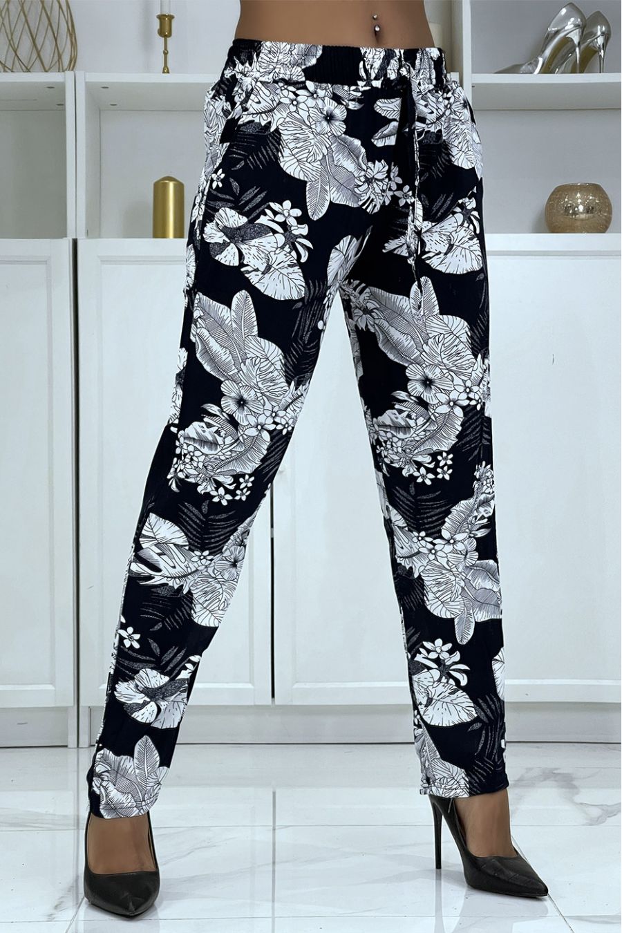 Pantalon fluide marine à motif floral B-47