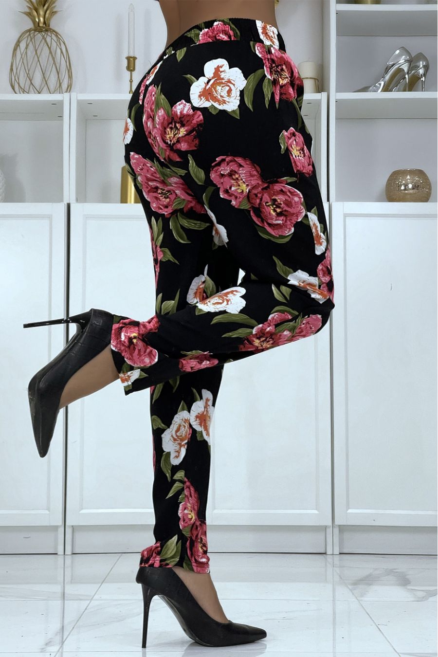 Pantalon fluide noir à motif floral B-11