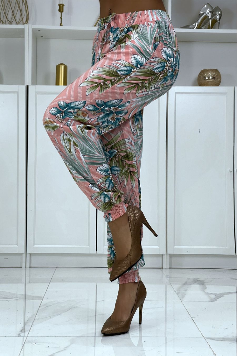 Pantalon fluide rose à motif floral a-14