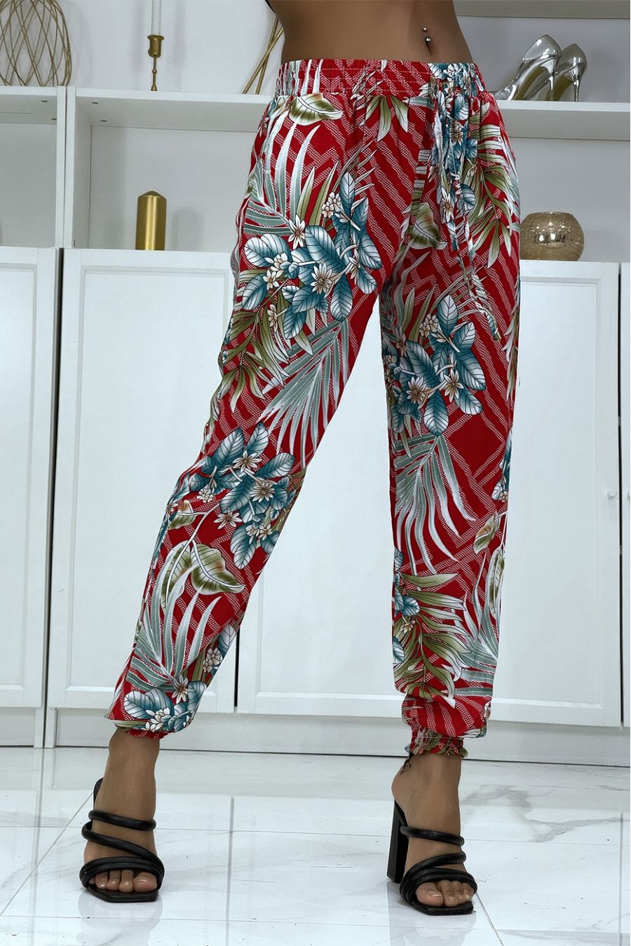 Pantalon fluide rouge à motif floral a-14