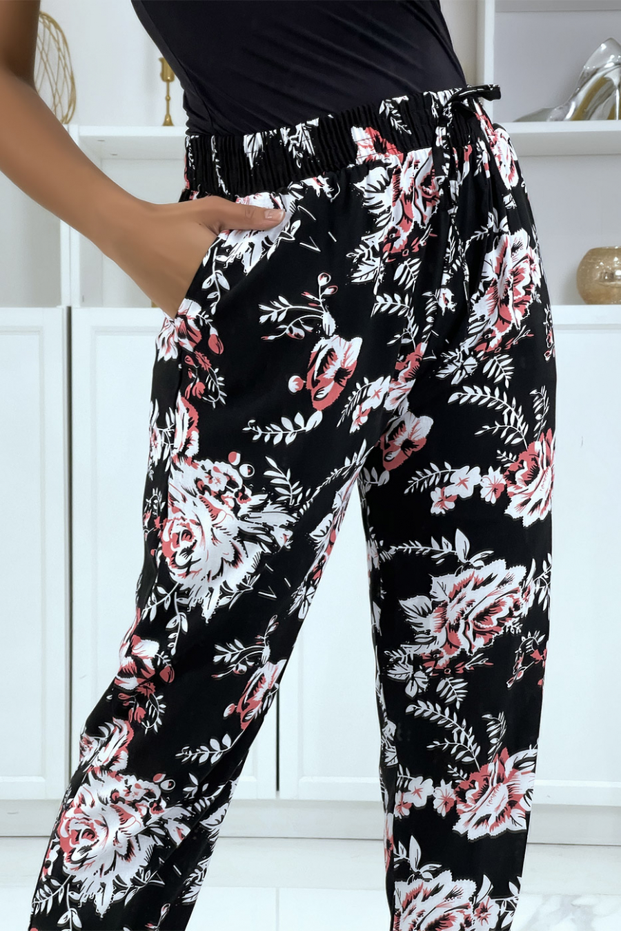 Soepelvallende zwarte sigarettenbroek met bloemenprint B-35 - 1