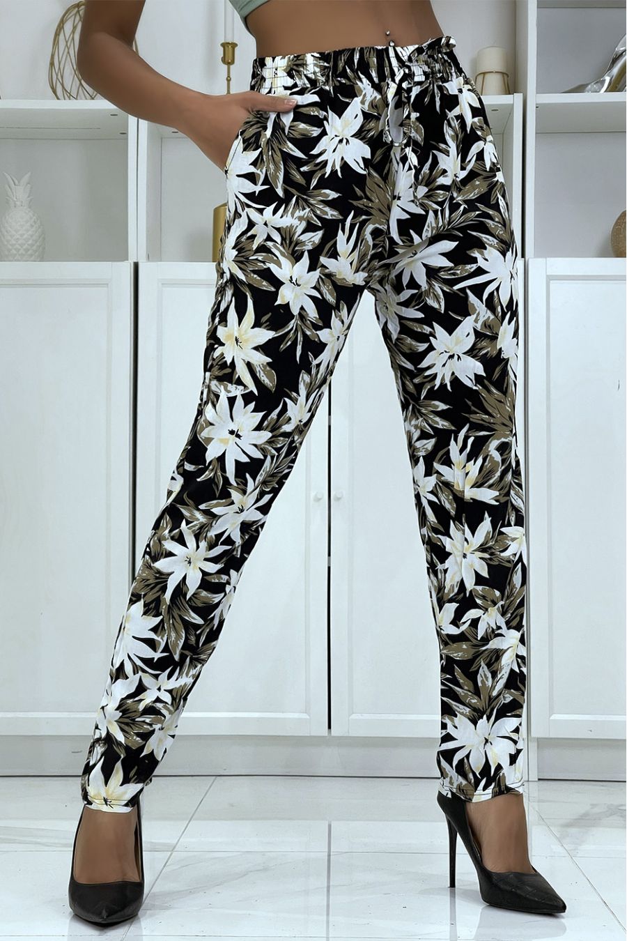 B-10 zwarte soepelvallende broek met bloemenpatroon - 1