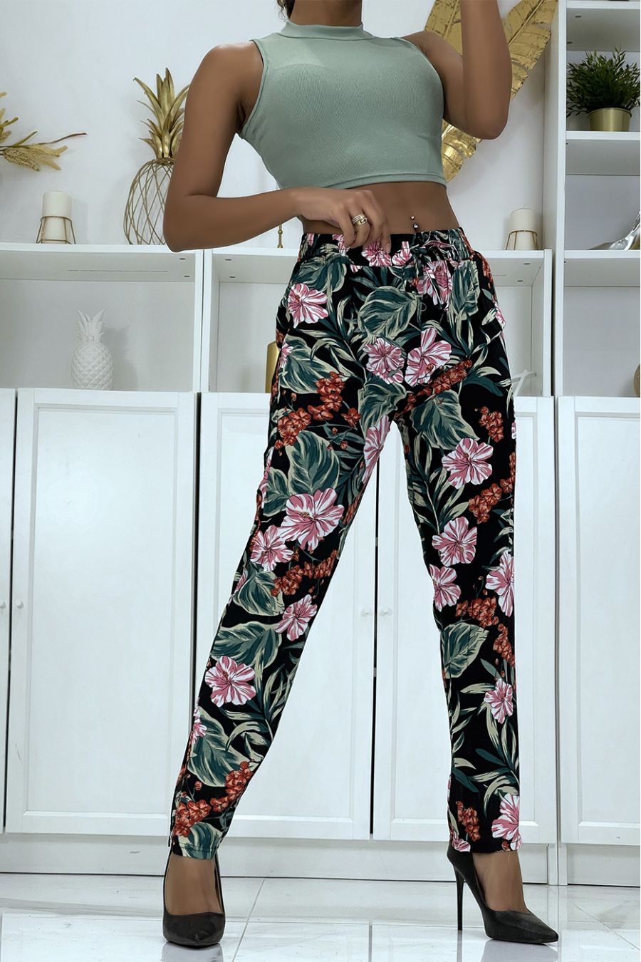 B-21 zwarte soepelvallende broek met bloemenpatroon - 1