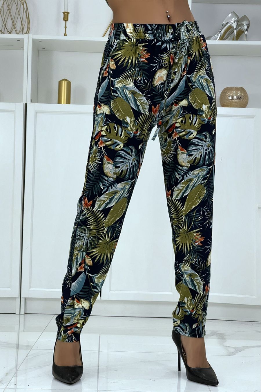 Soepelvallende marineblauwe broek met bloemenpatroon B-23 - 1