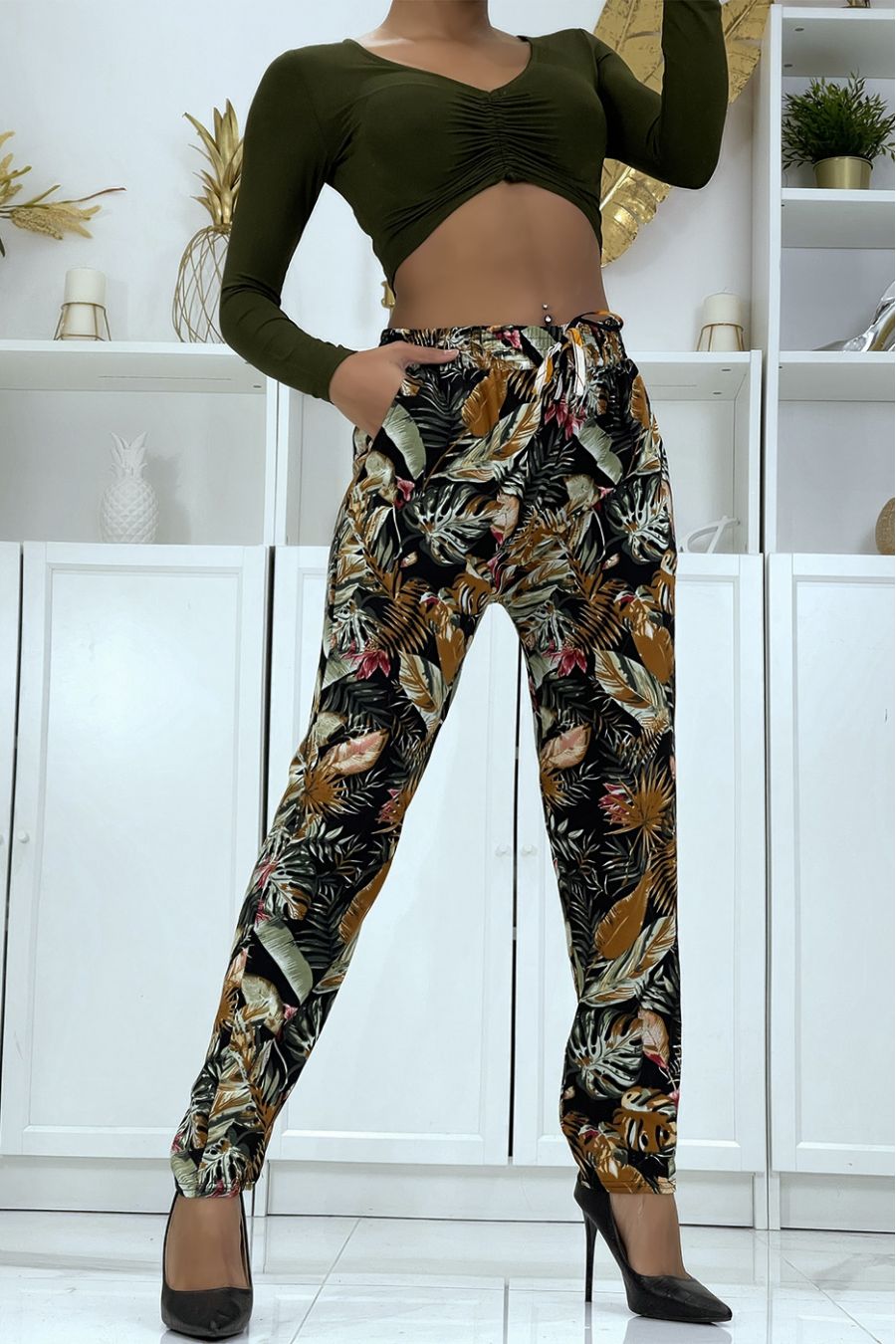 Pantalon fluide noir à motif floral B-23