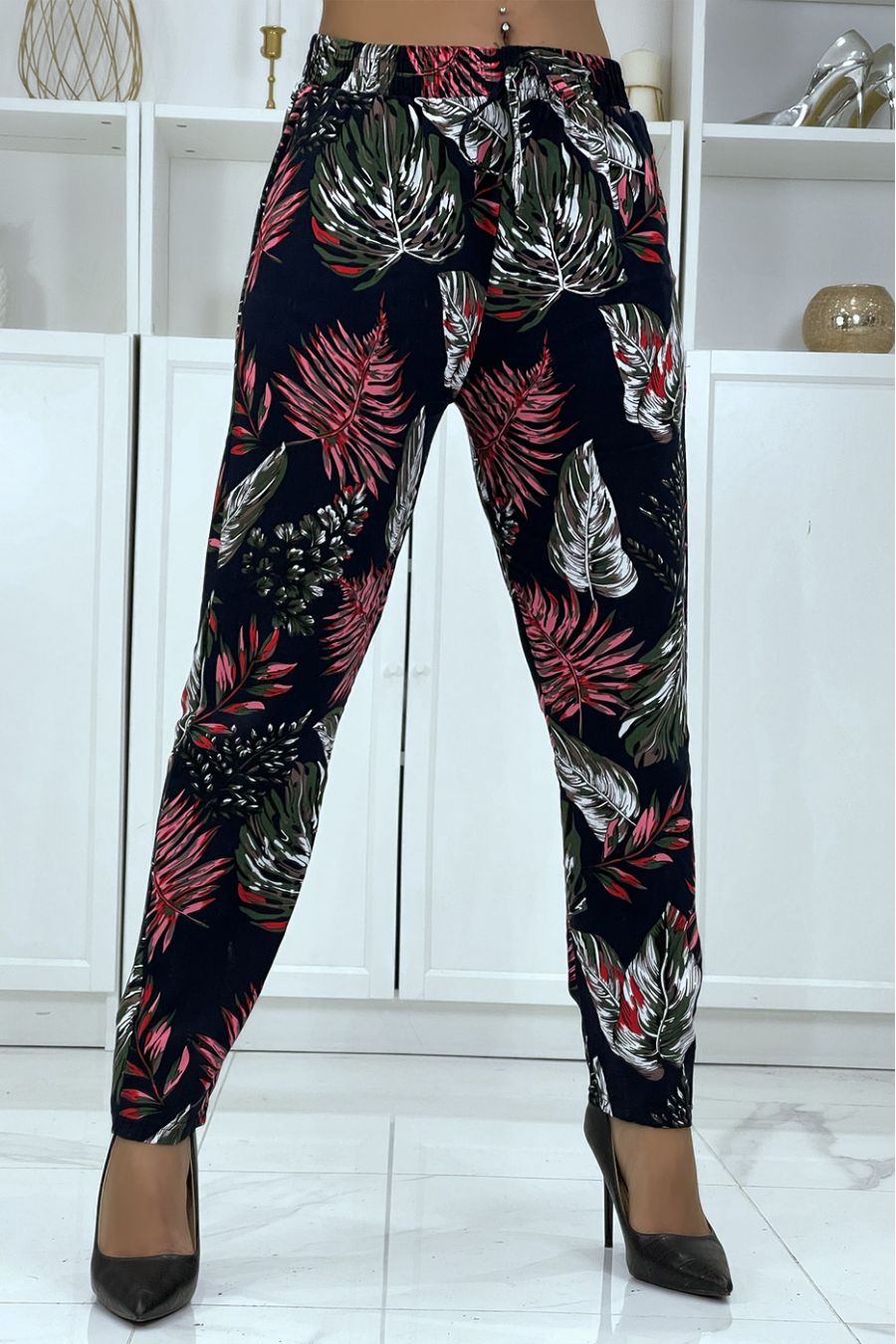 Pantalon fluide marine à motif floral B-15