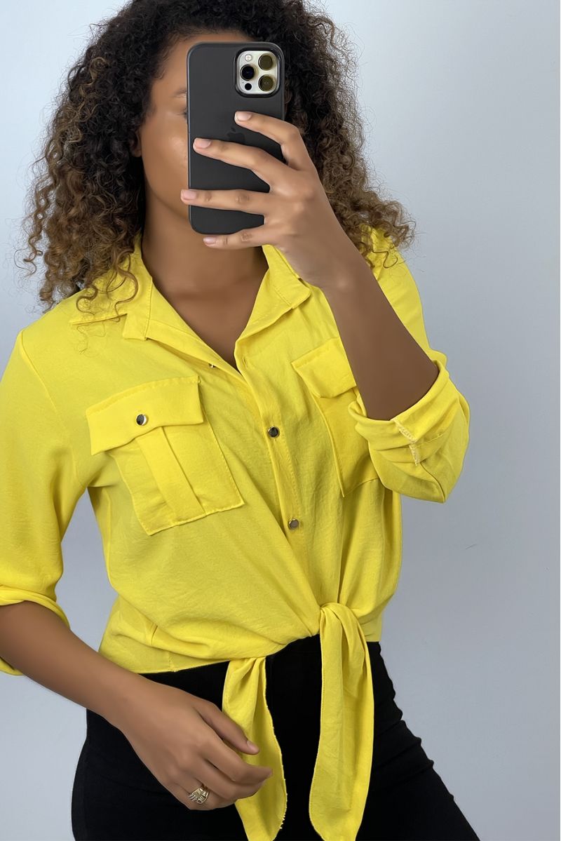 Chemise jaune qui se noue à boutons dorés - 1 Chemise jaune qui se noue à boutons dorés - 1