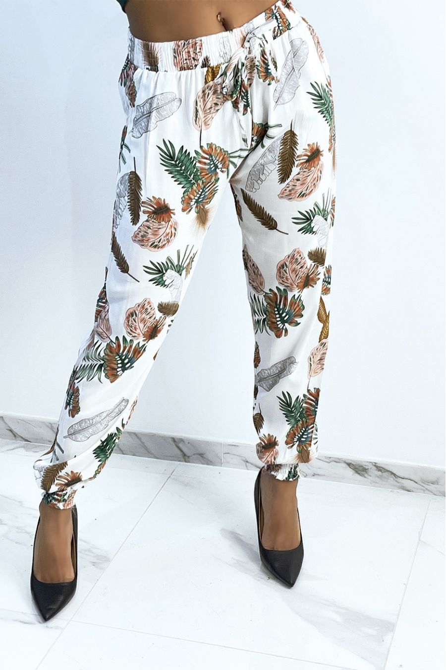 Soepelvallende witte broek met bladpatroon - 1