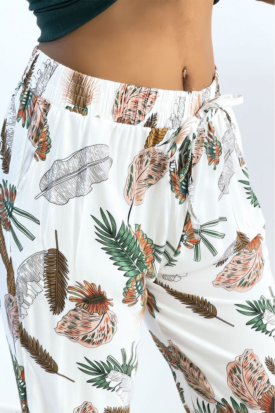 Soepelvallende witte broek met bladpatroon - 3