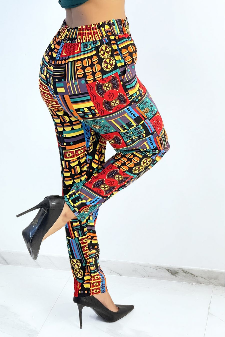 Soepelvallende groene broek met meerkleurige print - 4