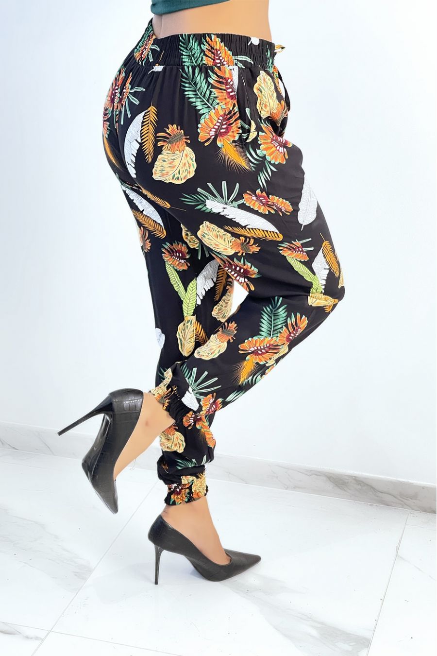 Soepelvallende zwarte broek met bladpatroon - 2