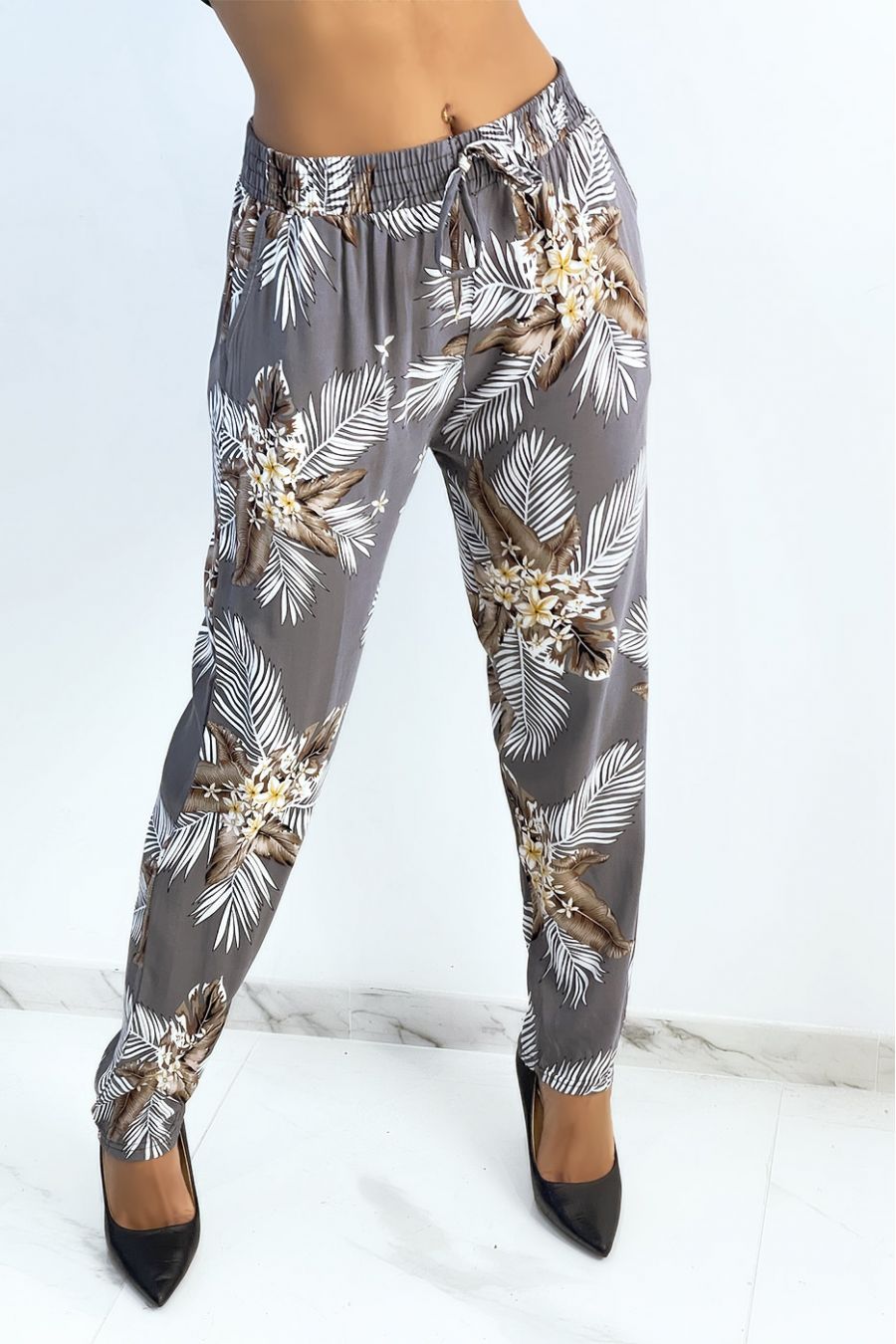 Grijze soepelvallende broek met bladeren en bloemenprint - 3