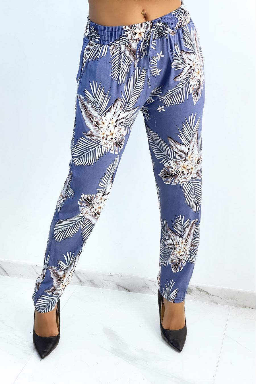 Pantalon fluide indigo à imprimé feuillage et fleuri