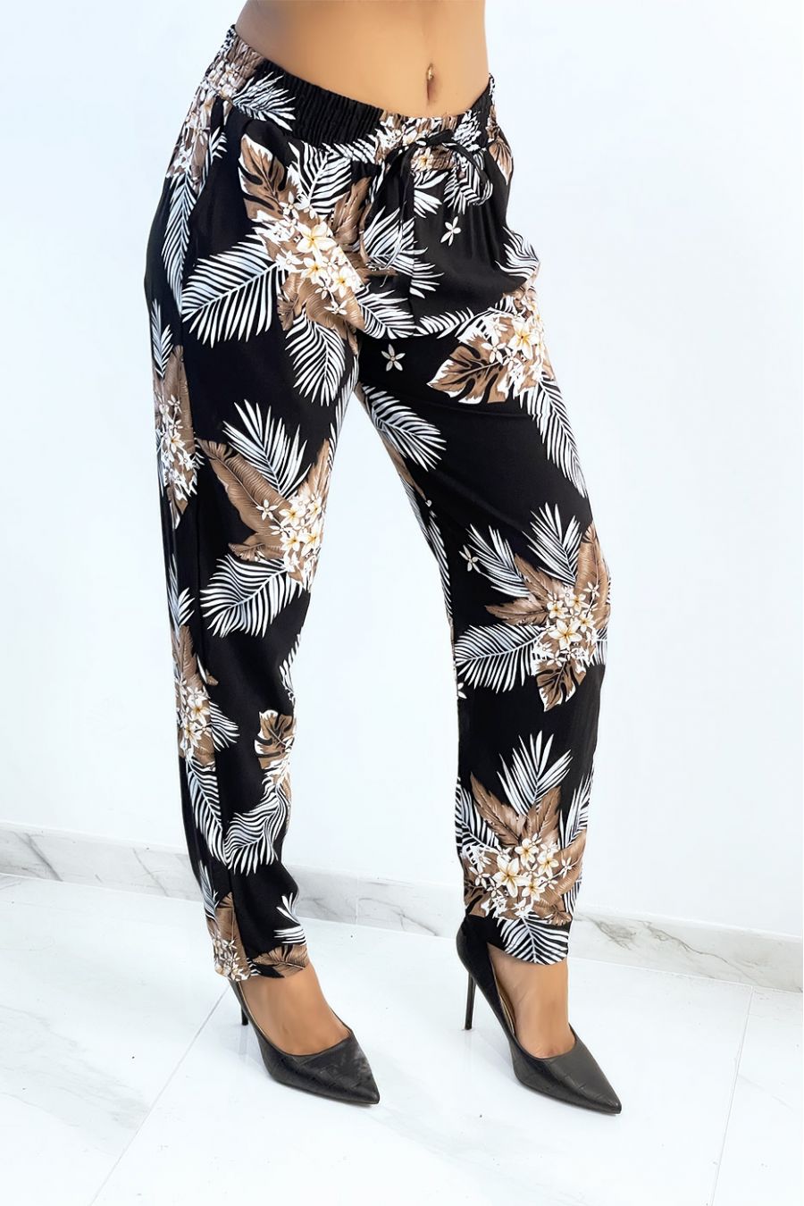Zwarte soepelvallende broek met gebladerte en bloemenprint - 1