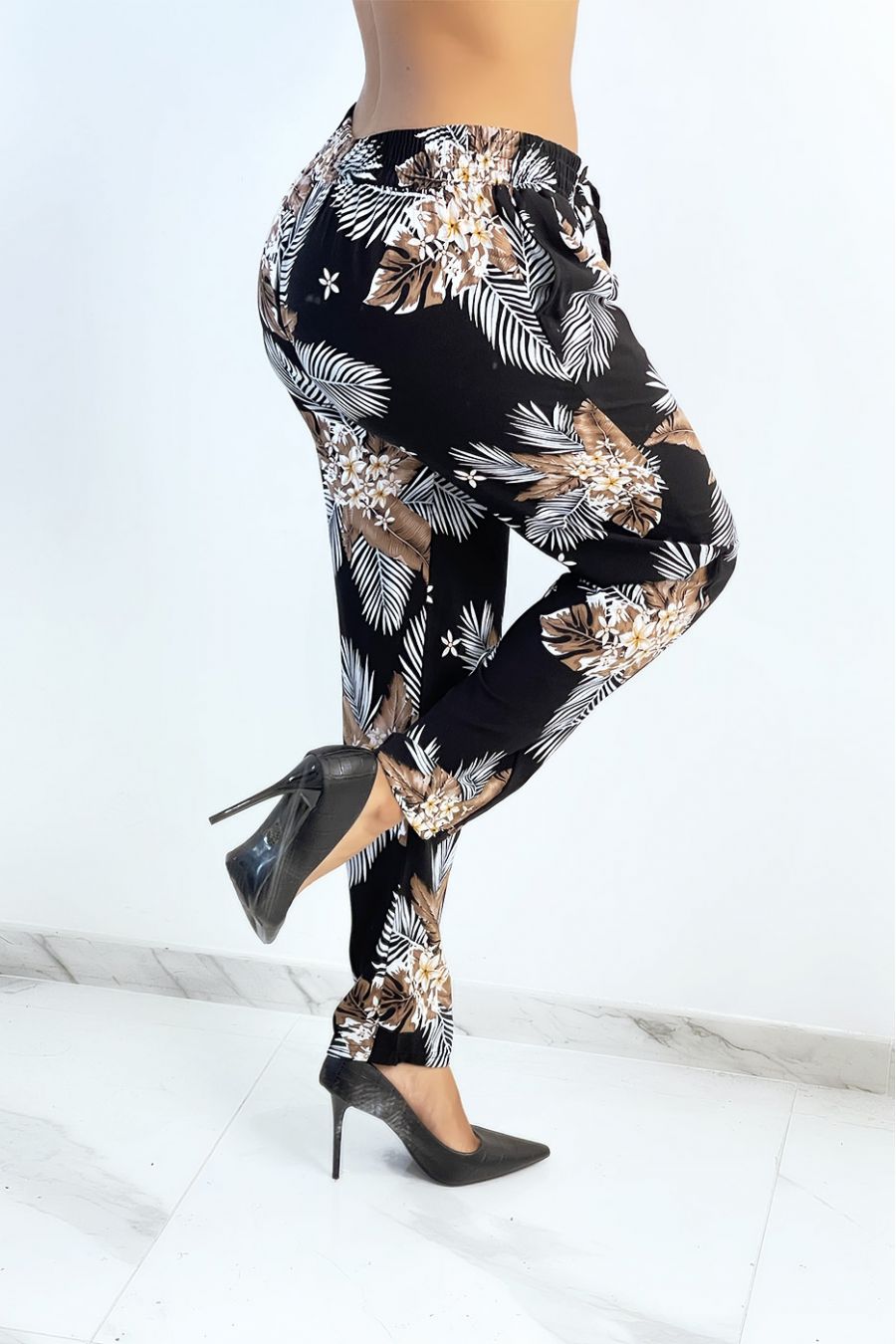 Zwarte soepelvallende broek met gebladerte en bloemenprint - 2