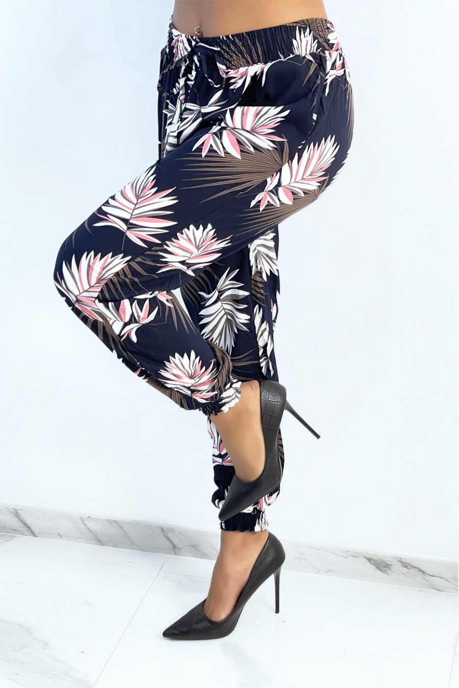 Marineblauwe broek met wijde pijpen en herfstbladerenprint - 3