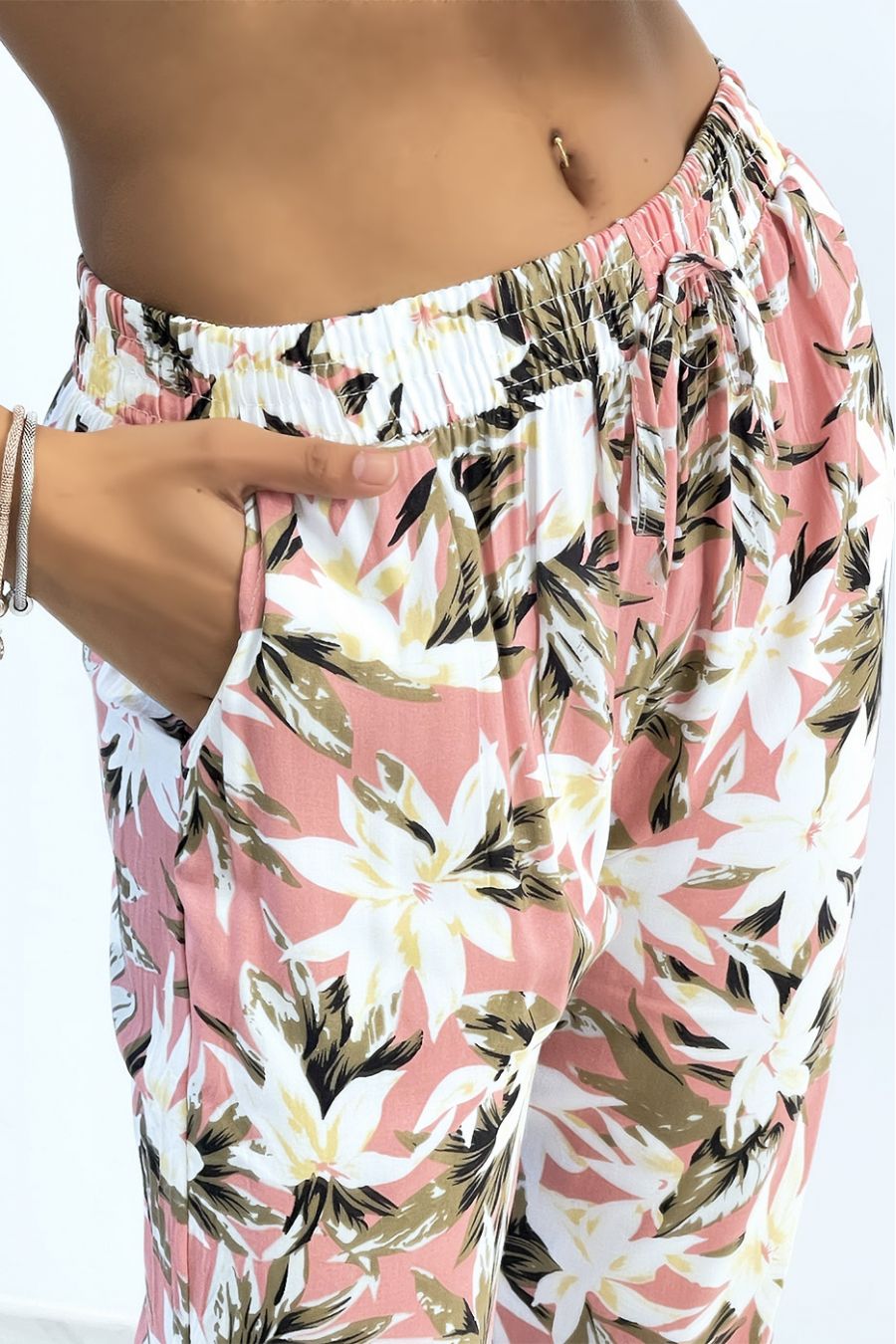 Flowing pink pants with tropical print tightened at the ankles - 4