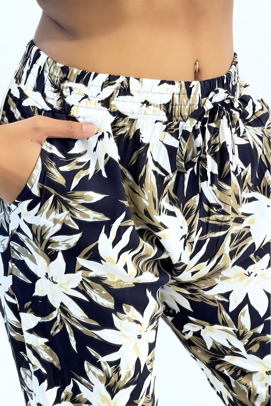 Soepelvallende marineblauwe broek met tropische print strak bij de enkels - 3