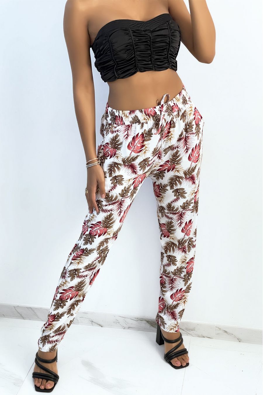 Pantalon fluide blanc coupe droite à imprimé feuillage coloré 