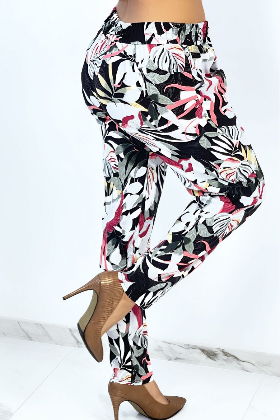 Fluid straight-cut black pants with large tropical print - 4