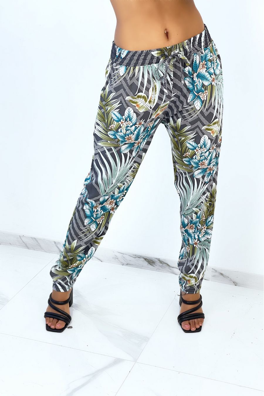 Pantalon fluide gris à rayures en pointillés et imprimé floral