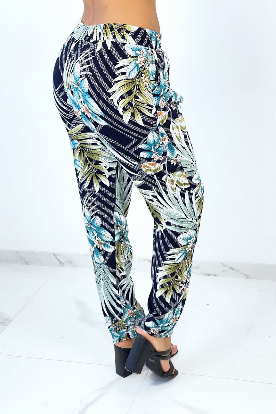 Soepelvallende marineblauwe broek met stippenstrepen en bloemenprint - 3