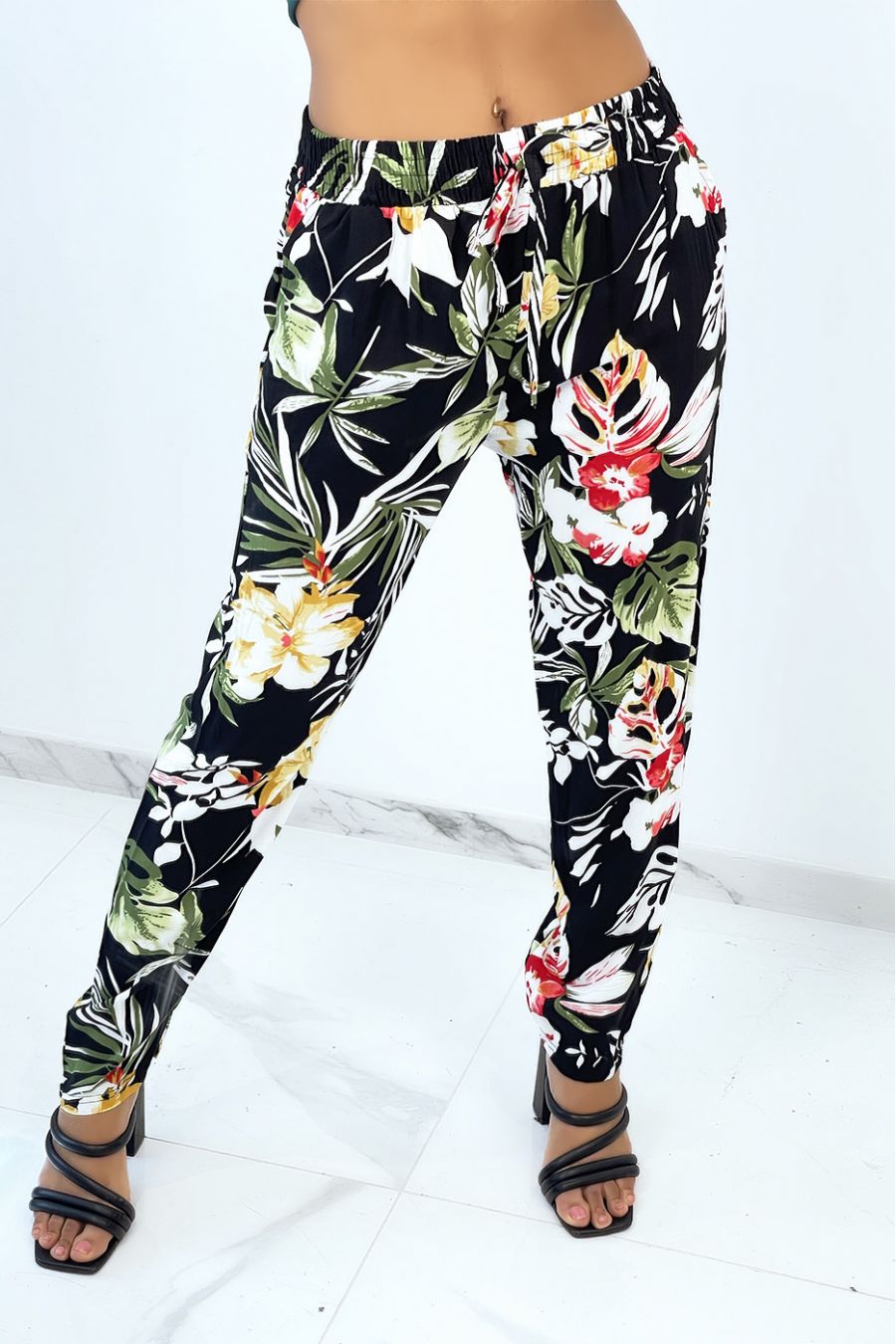 Pantalon noir cigarette fluide à magnifique fleurs colorées  - 1