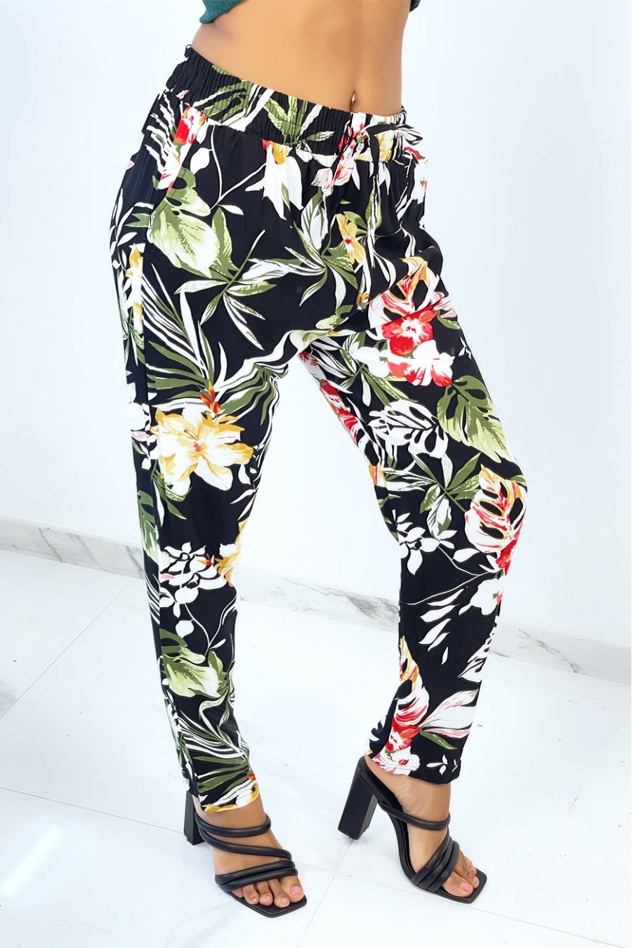 Soepelvallende zwarte sigarettenbroek met prachtige kleurrijke bloemen - 2