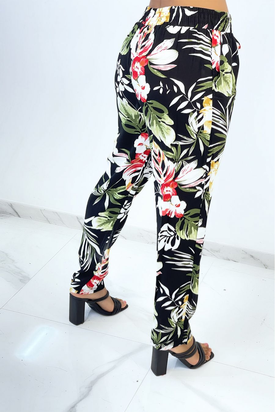 Fluid black cigarette pants with magnificent colorful flowers - 3