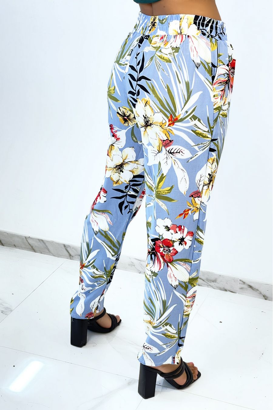 Soepelvallende sigarettenblauwe broek met prachtige kleurrijke bloemen - 3