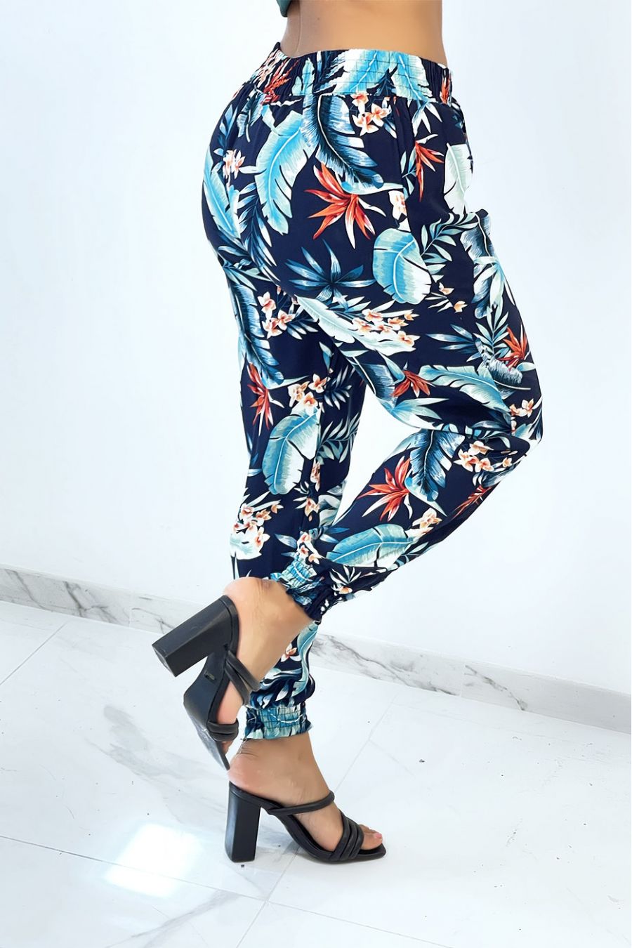 Marineblauwe soepelvallende sigarettenbroek met gebladerte en verenpatroon - 3