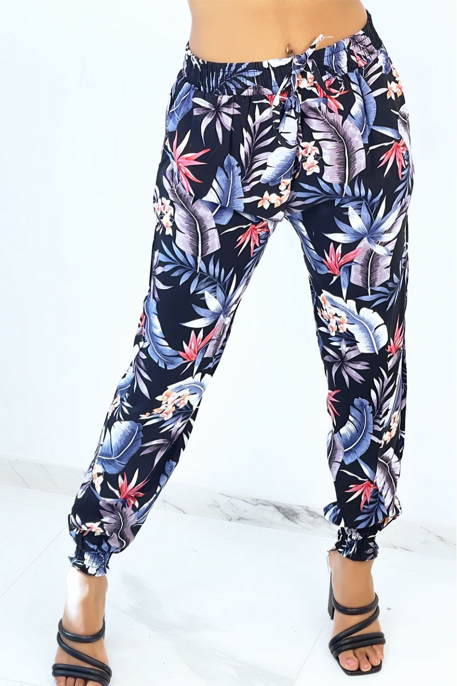 Pantalon noir cigarette fluide à motif feuillages et plumes