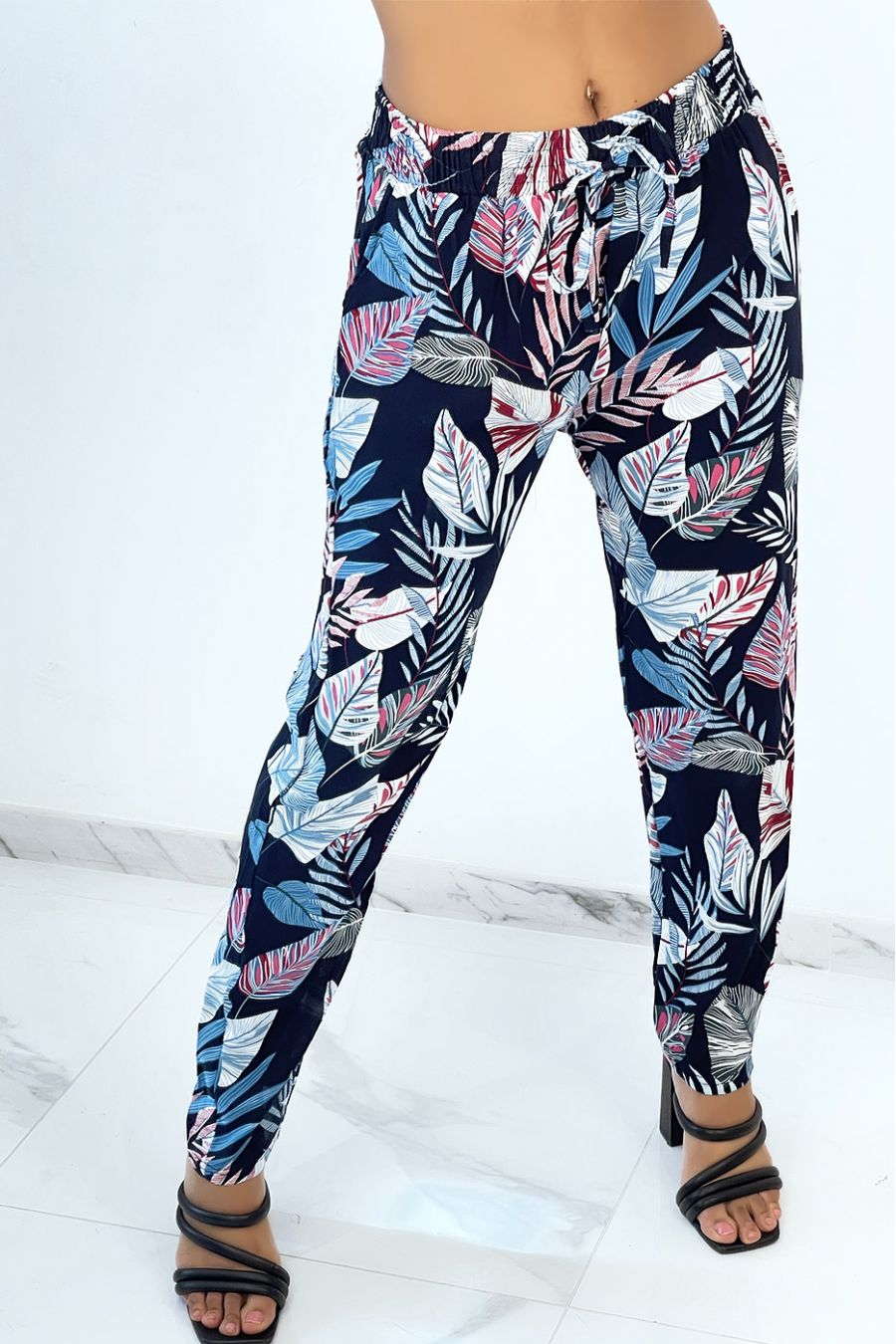 Pantalon fluide marine coupe droite à imprimé plumes multicolors