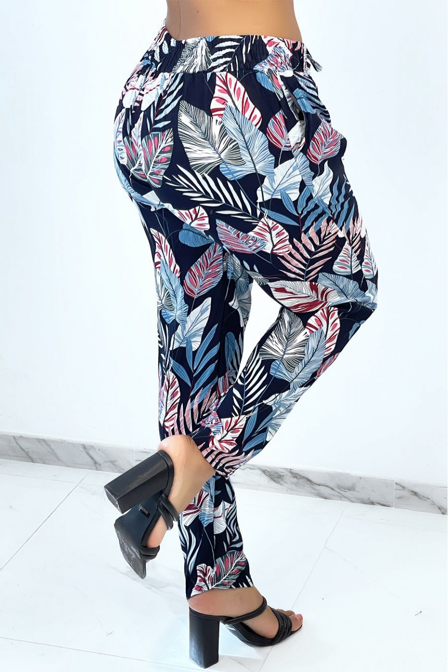 Soepelvallende, rechte broek met veelkleurige verenprint - 3