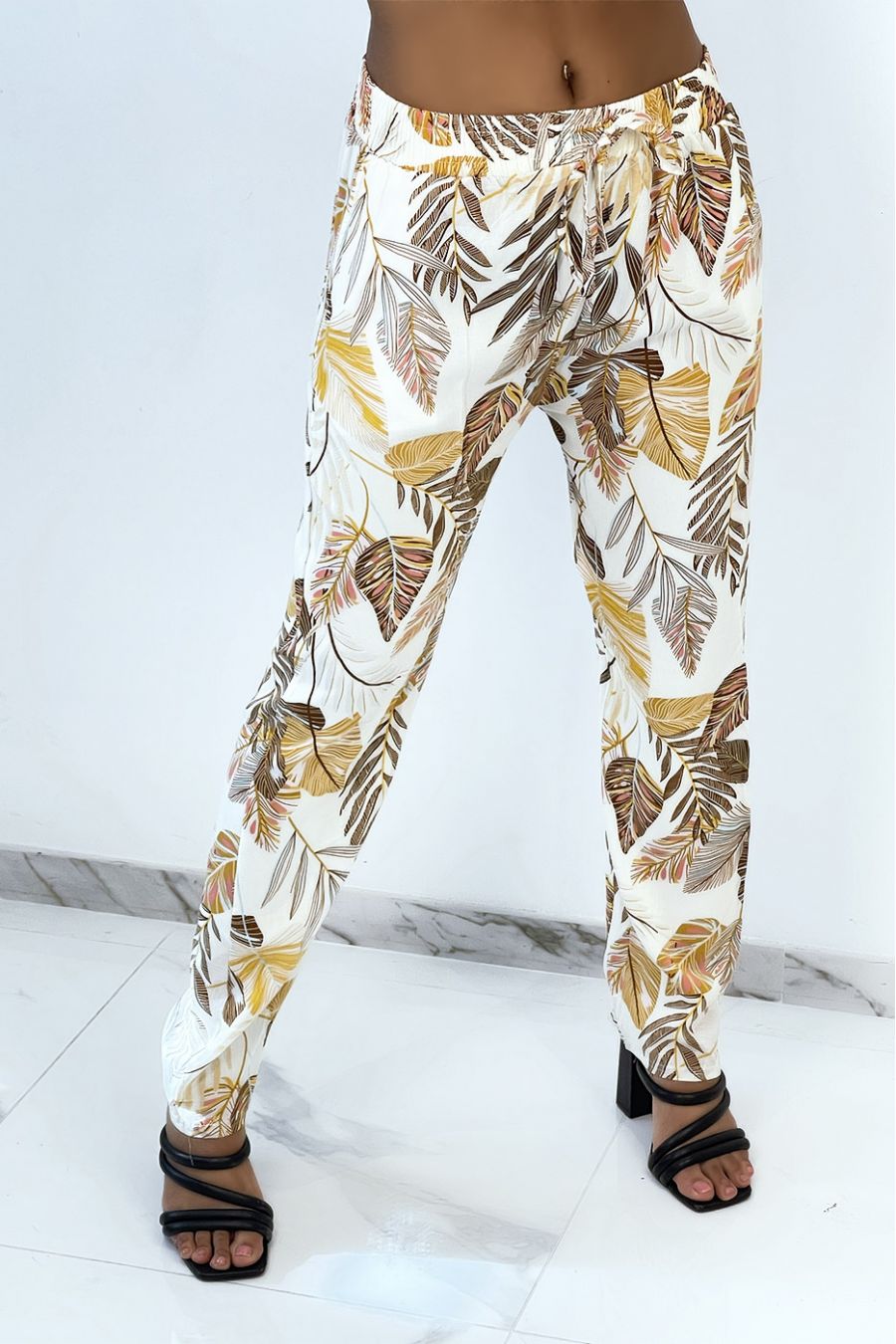 Pantalon fluide beige coupe droite à imprimé plumes multicolors