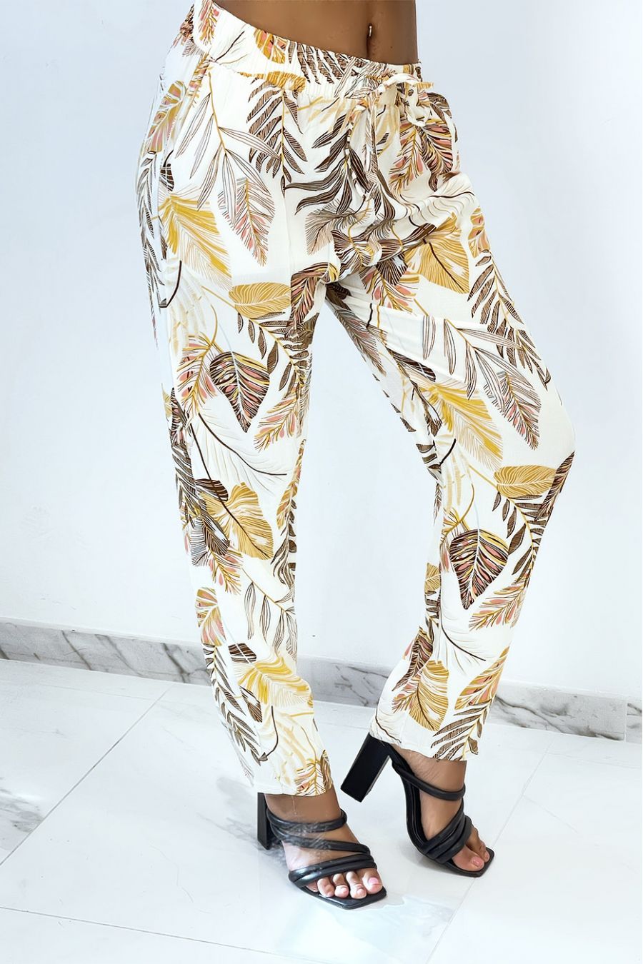 Soepelvallende beige rechte broek met veelkleurige verenprint - 2