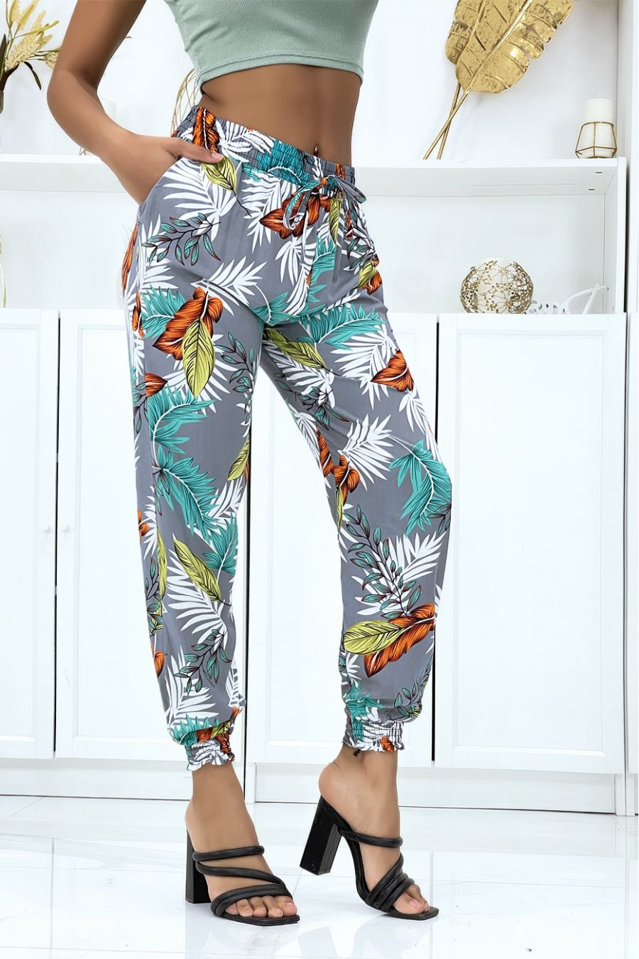 Soepelvallende grijze gebladerte broek met elastische taille en enkels - 2