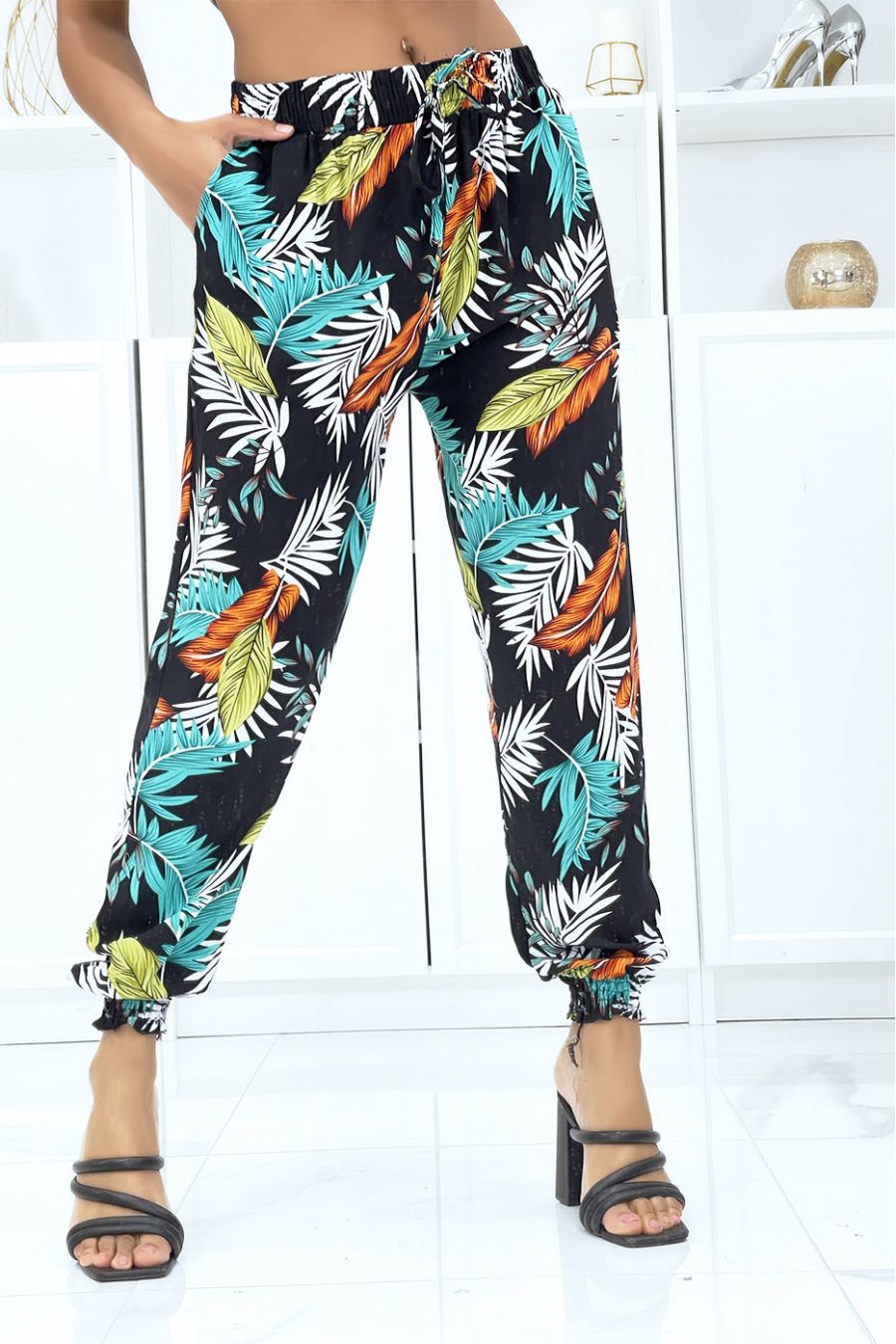 Pantalon feuillage noir fluide élastique à la taille et aux chevilles 