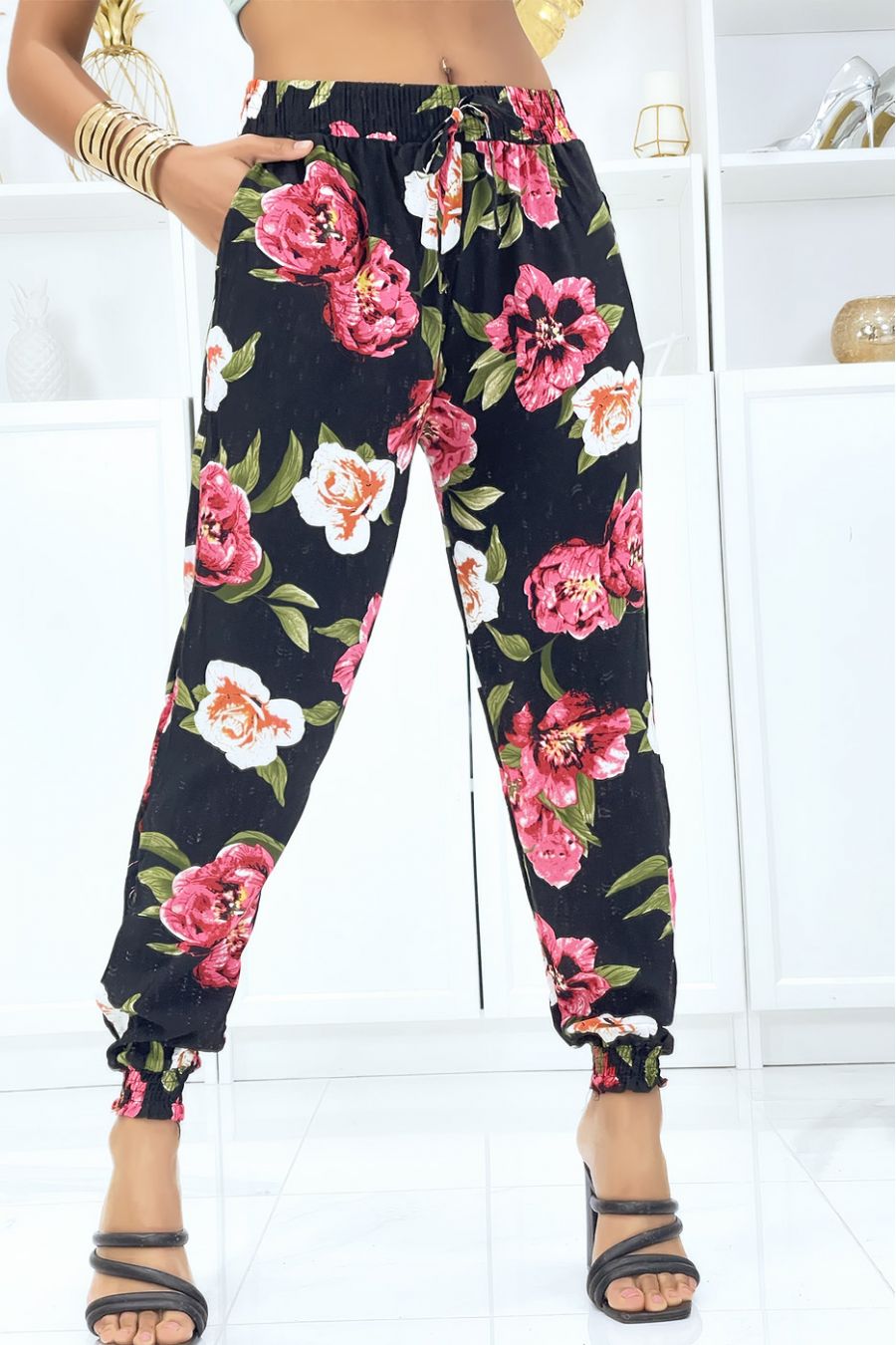 Pantalon noir à fleurs fluide élastique à la taille et aux chevilles