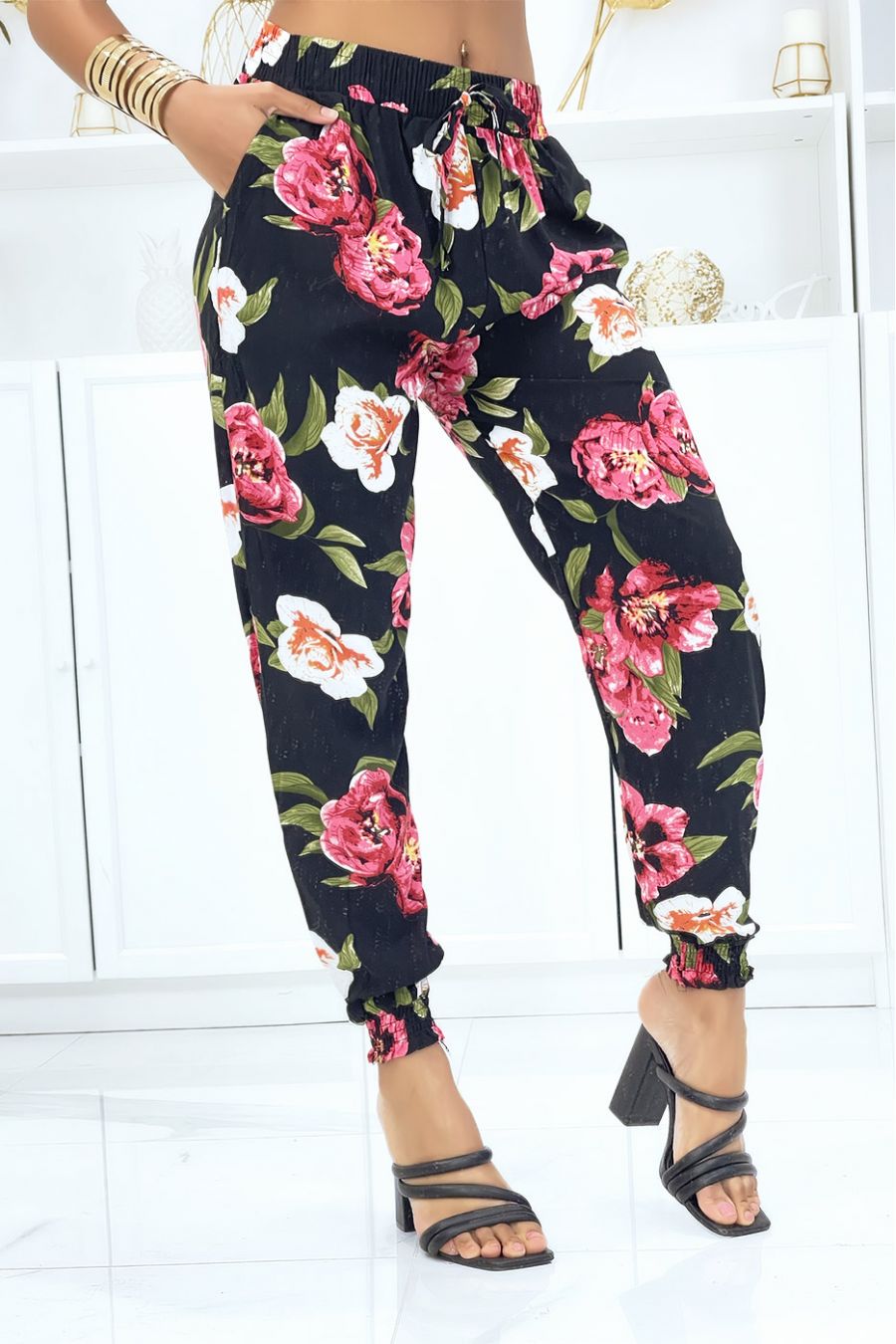 Zwarte broek met elastische bloemen in de taille en enkels - 2