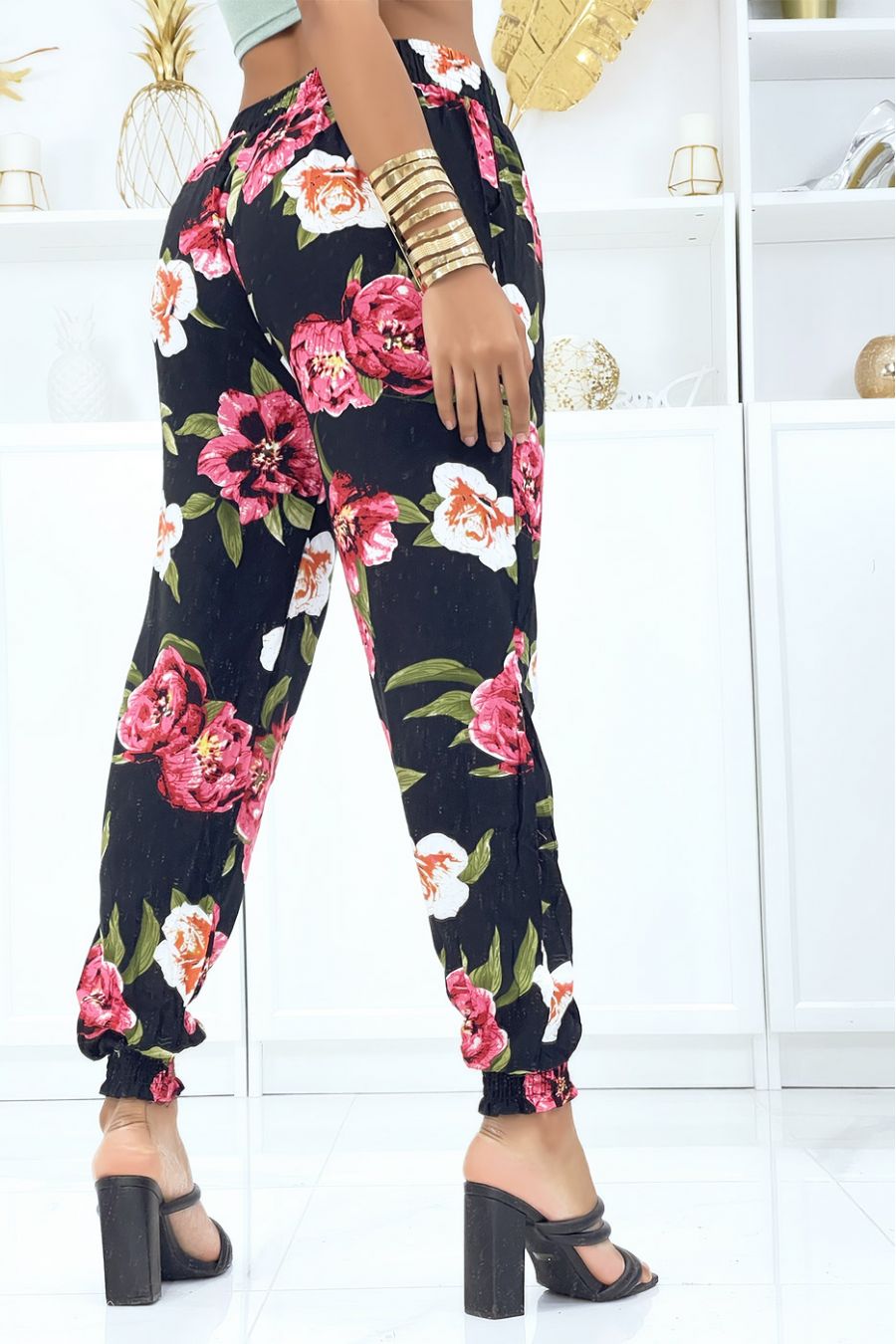 Zwarte broek met elastische bloemen in de taille en enkels - 3