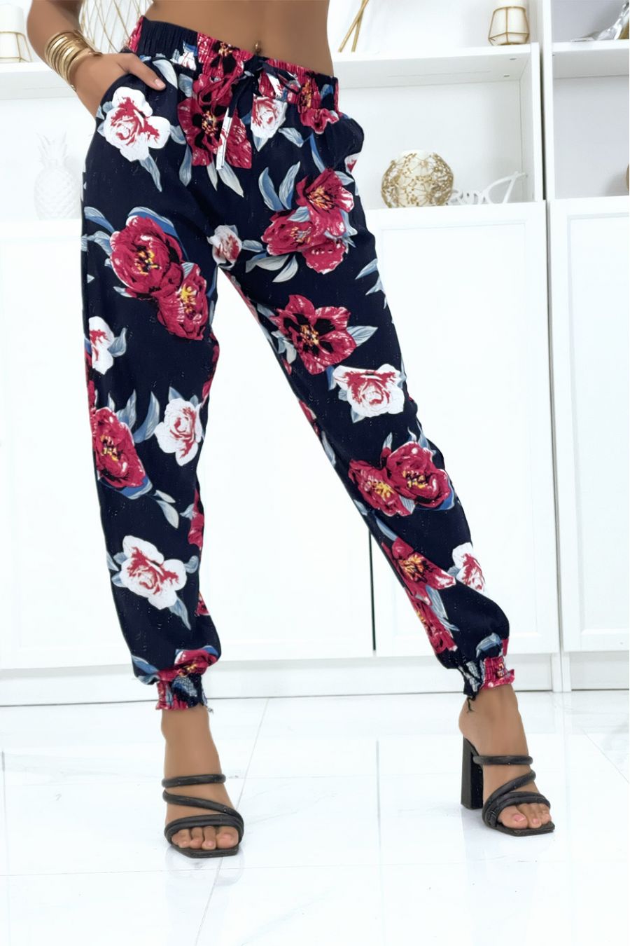 Pantalon marine à fleurs fluide élastique à la taille et aux chevilles
